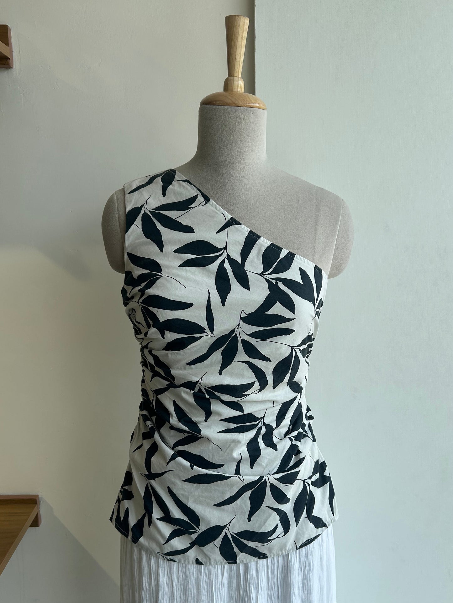 One shoulder top