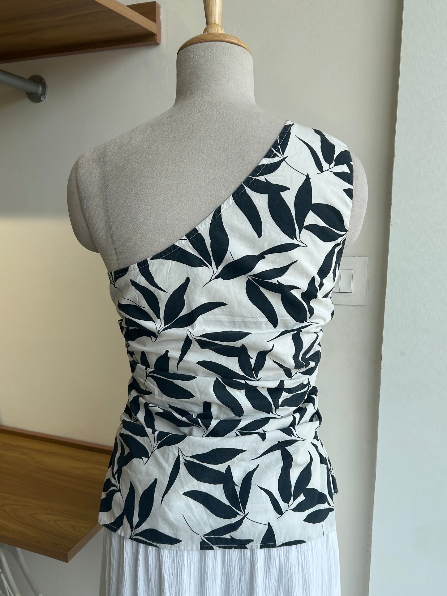 One shoulder top