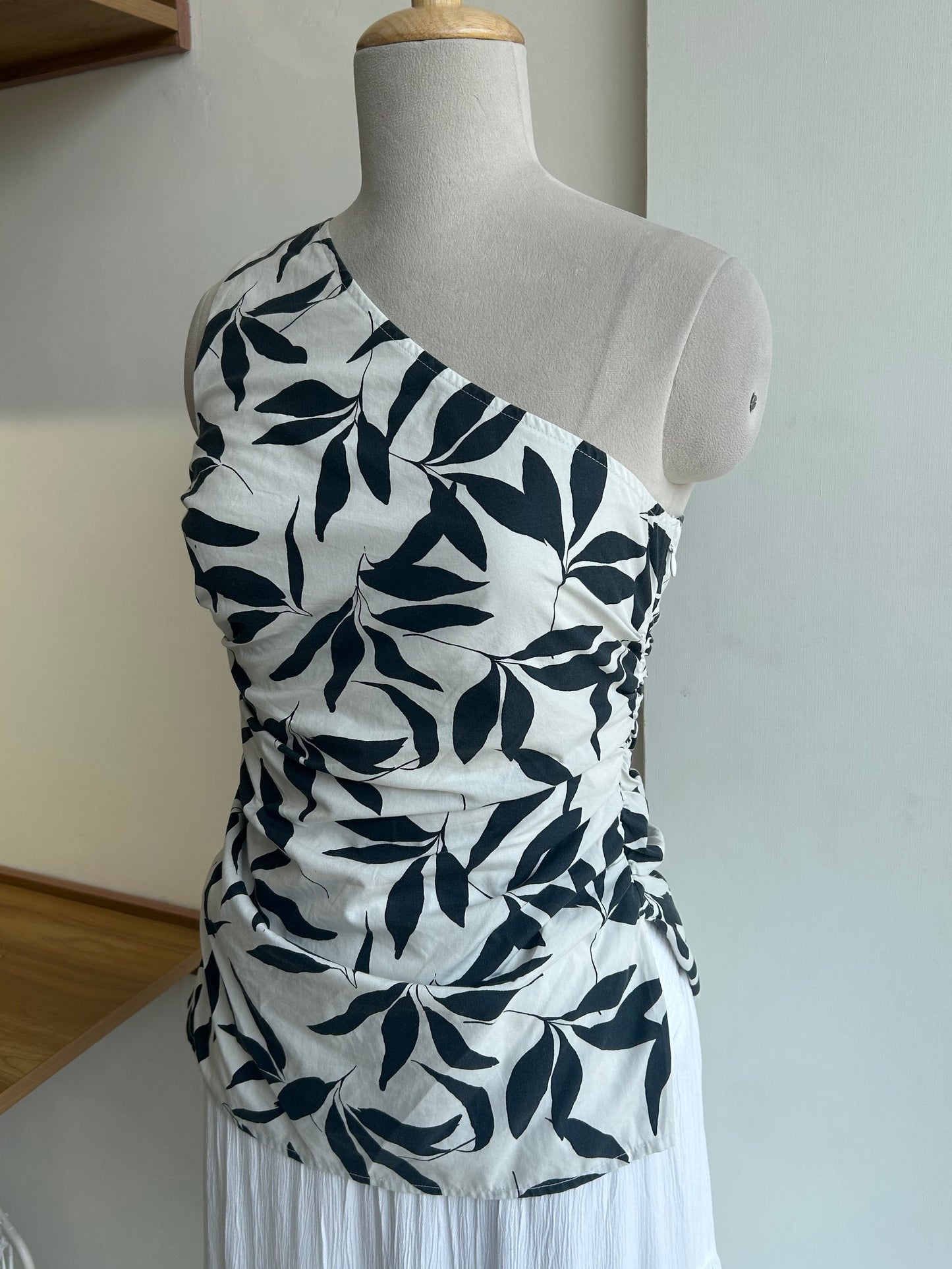 One shoulder top